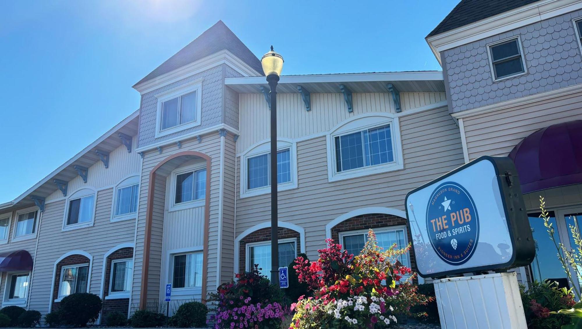 Magnuson Grand Pioneer Inn And Suites Escanaba Kültér fotó